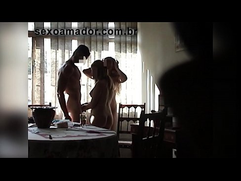 ❤️ Amigos sexuais convidam um homem gigante e uma ménage à trois com ele ❤❌ Sexo superior em nós ❤