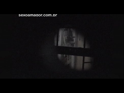 ❤️ Lourinho é secretamente filmado por um voyeur de bairro escondido atrás de tijolos ocos ❤❌ Sexo superior em nós ❤